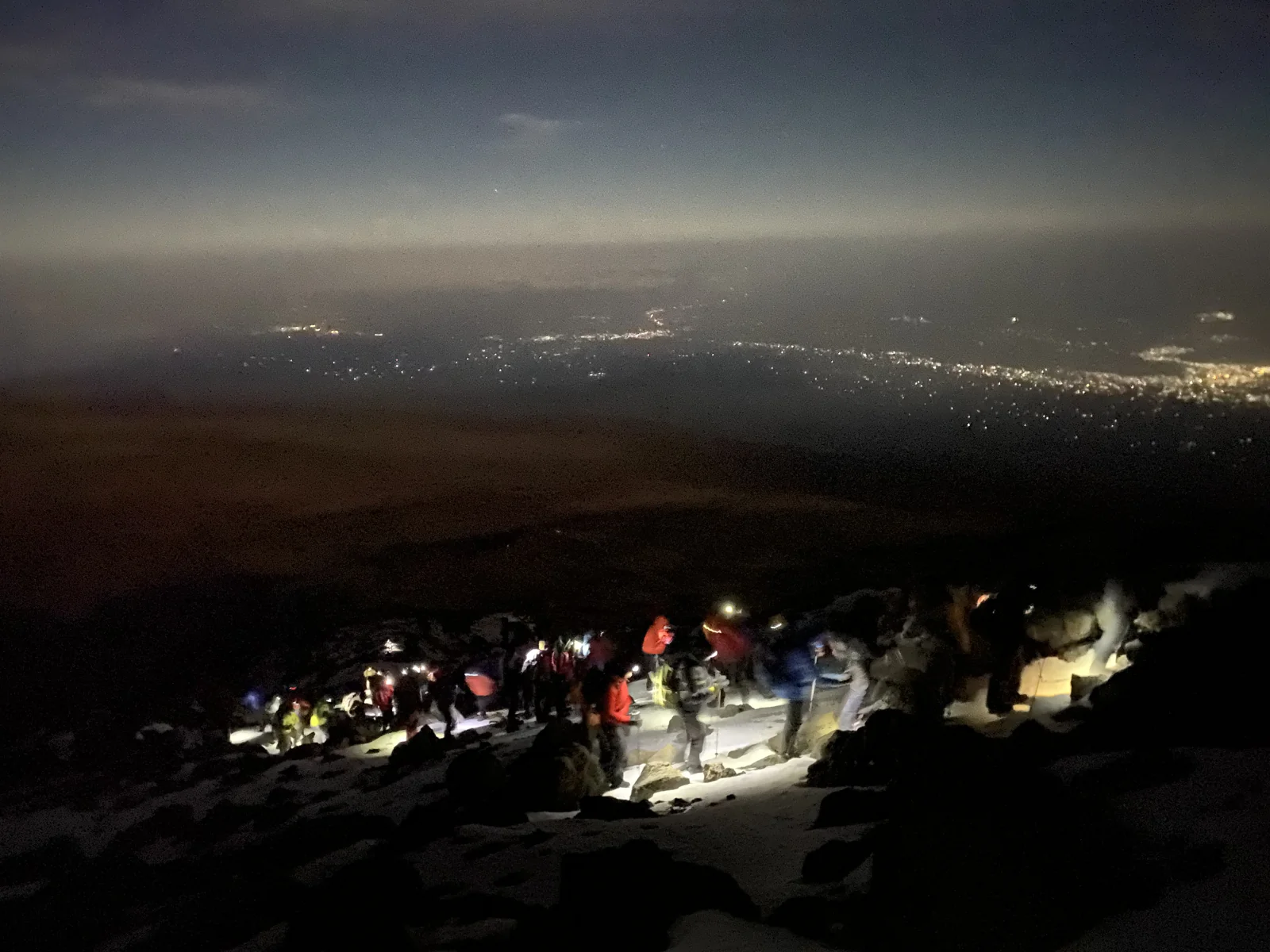 Światła czołówek podczas nocnego podejścia.